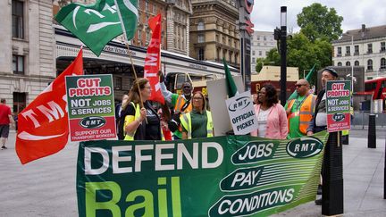 Des manifestants appartenant au syndicat Rail, maritime and Transport (RMT) lors d'une journée de grève à Londres (Royaume-Uni), le 20 août 2022. (KARIM EL-BAR / ANADOLU AGENCY)