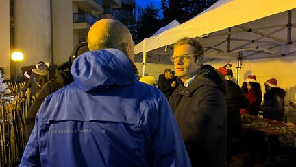 Pierre Cazeneuve (à droite) à Saint-Cloud, le 22 décembre 2023 (LUC CHEMLA / RADIOFRANCE)