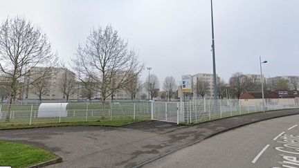 Capture de Google Street View montrant le stade&nbsp;Paco-Matéo de Strasbourg (Bas-Rhin) où un match de football amateur a réuni entre 300 et 400 personnes, le 24 mai 2020. (GOOGLE STREET VIEW)