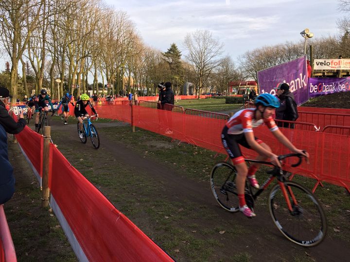 Des coureurs sur la piste du championnat de cyclo-cross à Anvers, le 11 janvier.&nbsp; (CLEMENT CONTE / RADIOFRANCE)