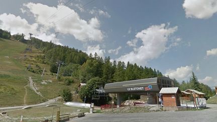 Le crash d'h&eacute;licopt&egrave;re s'est produit&nbsp;au-dessus du domaine skiable de Serre Chevalier, sur la commune de Saint-Chaffrey (Hautes-Alpes). (GOOGLE STREETVIEW / FRANCETV INFO)