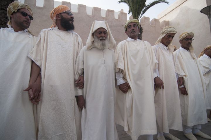 Groupe de danseurs gnaouas, cérémonie d'ouverture du festival d'Essaouira en 2014.&nbsp; (JALAL MORCHIDI / ANADOLU AGENCY)