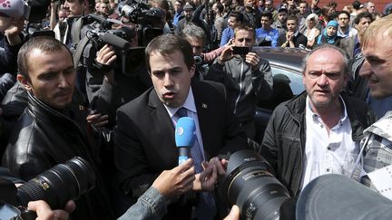 Laurent Louis parle aux journalistes après l'interdiction d'un congrès co-organisé par ses soins et jugé antisémite par les autorités belges, le 4 mai 2014 à Bruxelles (Belgique). (FRANCOIS LENOIR / REUTERS)