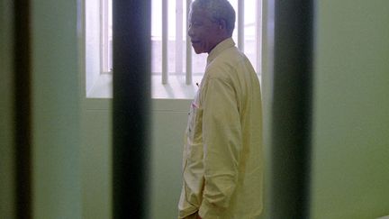 L’ancien président sud-africain Nelson Mandela fut le plus célèbre détenu de Robben Island. Sur la photo, on le voit lors d’une visite dans son ancienne cellule, le 11 février 1994, quatre ans jour pour jour après sa libération. (Reuters - Patrick de Noirmont)