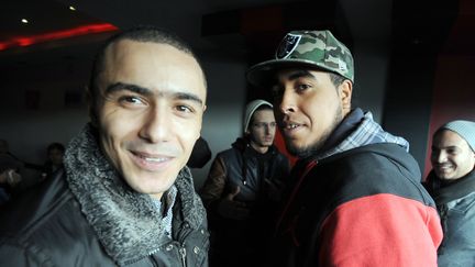 Le rappeur tunisien Weld El 15 (à gauche) pose avec le rappeur Ahmed Ben Ahmed lors de son procès en Tunisie qui s'est tenu en décembre 2013. 
 (FETHI BELAID / AFP)