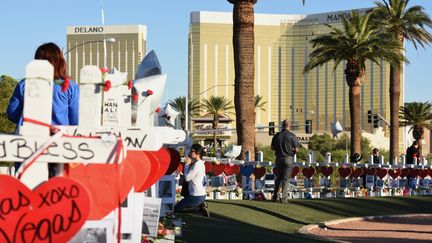 Une femme rend hommage aux victimes de la fusillade de Las Vegas (Nevada, Etats-Unis), le 6 octobre 2017. (ROBYN BECK / AFP)