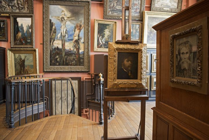 Vue de l’atelier de Gustave Moreau avec deux autoportraits de l’artiste, 3e étage Paris, musée Gustave Moreau
 (RMN-GP / Stéphane Maréchalle)