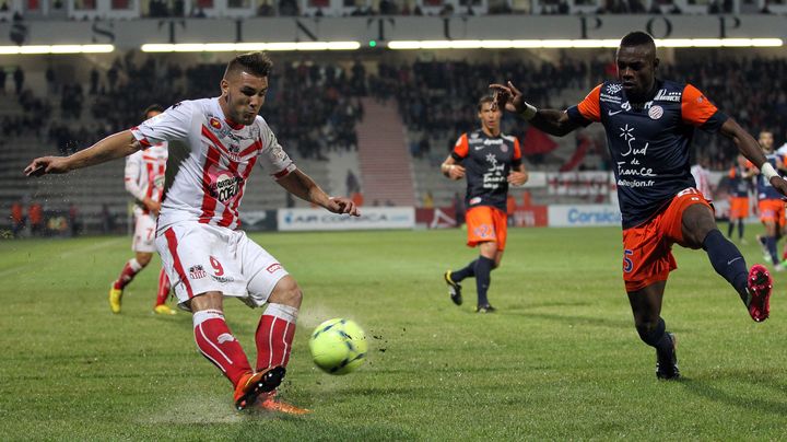 L'attaquant ajaccien Anthony Delort face au d&eacute;fenseur montpelli&eacute;rain Henri B&eacute;dimo, le 27 avril 2013. (PASCAL POCHARD-CASBIANCA / AFP)