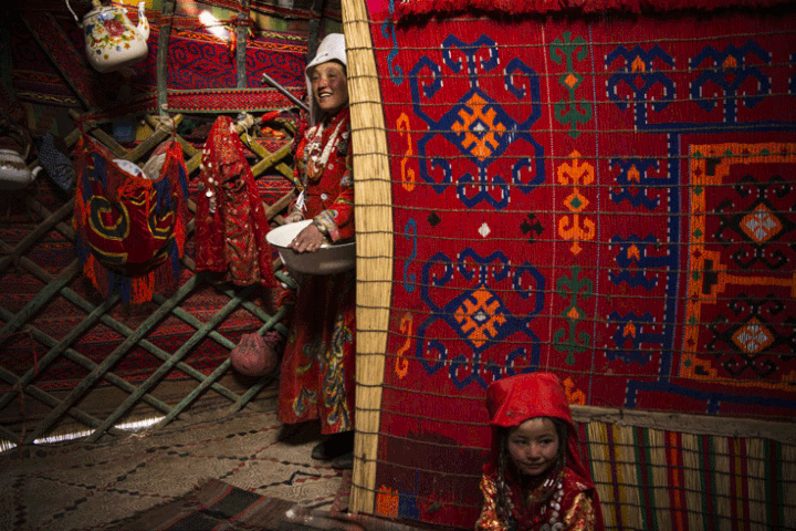 Dans les yourtes du campement de&nbsp; Maqor. (ANDREW QUILTY / GEO)