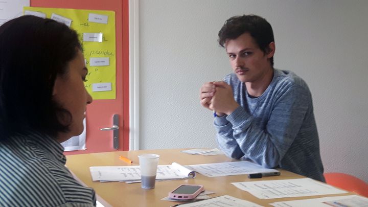 Antoine, titulaire d'un bac pro de carrossier, lors d'un stage Pôle emploi à Cenon (Gironde). (GUILLAUME GAVEN / RADIO FRANCE)