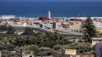 Une photo montrant une vue de la clôture frontalière séparant le Maroc et l'enclave nord-africaine espagnole de Melilla, près de la ville marocaine de Nador, le 25 juin 2022. (FADEL SENNA / AFP)