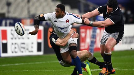 Le trois-quarts centre de l'équipe de France, Virimi Vakatawa, auteur d'une chistera au contact face à l'Ecosse le 26 mars 2021 (ANNE-CHRISTINE POUJOULAT / AFP)