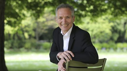 Le commentateur de TF1, Christian Jeanpierre, dans les jardins du Luxembourg, à Paris, le 30 avril 2014. (ERIC DESSONS / JDD / SIPA)