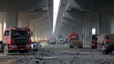 Autre t&eacute;moignage de la violence du choc apr&egrave;s l'explosion sur le port de Tianjin, le 12 ao&ucirc;t 2015&nbsp;: les v&eacute;hicules endommag&eacute;s sous un pont. (REUTERS)