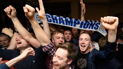 Les supporters des Foxes ont laissé éclaté leur joie au coup de sifflet final entre Chelsea et Tottenham. (LEON NEAL / AFP)