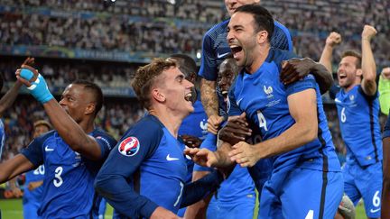 Explosion de joie des Français après leur qualification pour la finale de l'Euro, à l'unisson avec le public du Vélodrome (BERTRAND LANGLOIS / AFP)