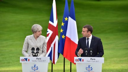 La Première ministre britannique Theresa May et le président français, Emmanuel Macron, à l'Elysée, mardi 13 juin 2017.&nbsp; (CHRISTOPHE ARCHAMBAULT / AFP)