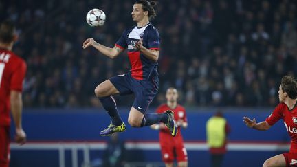 Zlatan Ibrahimovic effectue un contr&ocirc;le du ballon face au Bayer Leverkusen, &agrave; Paris, le 12 mars 2014. (CHARLES PLATIAU / REUTERS)