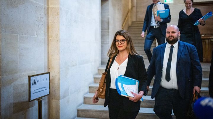 La secrétaire d'Etat Marlène Schiappa arrive au Sénat pour être auditionnée dans le cadre de la commission d'enquête sur le fonds Marianne, à Paris, le 14 juin 2023. (XOSE BOUZAS / HANS LUCAS / AFP)