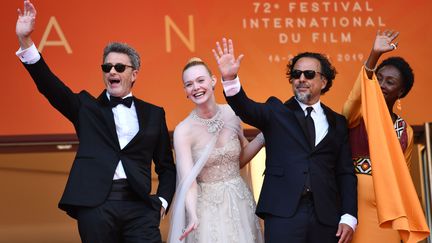 Les membres du jury Pawel Pawlikowski, Elle Fanning, Alejandro Gonzalez Inarritu, et Maimouna N'Diaye saluent la foule lors de la cérémonie de clôture du 72e festival de Cannes, le 25 mai 2019. (MUSTAFA YALCIN / ANADOLU AGENCY)