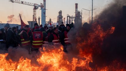 Des salariés d'une raffinerie en grève contre la réforme des retraites, le 8 février 2023 à Donges (Loire-Atlantique). (ESTELLE RUIZ / HANS LUCAS / AFP)