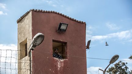 Un garde à l'intérieur de l'une des tours de guet de la prison de Tora, à la périphérie Sud de la capitale égyptienne, Le Caire. Photo&nbsp;prise lors d'une visite guidée organisée par le service d'information de l'Etat égyptien le 11 février 2020. (KHALED DESOUKI / AFP)
