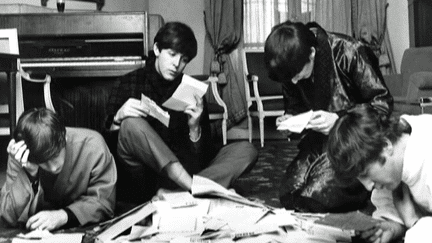 Séance studieuse pour les Beatles au Georges V.
 (Harry Benson / France 2)