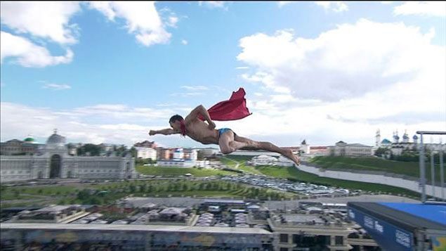 &nbsp; (Le plongeur professionnel tchèque Michal Navratil a fait sensation lors des championnats du monde de Kazan en réalisant un saut du haut du plongeoir de 27m déguisé en Superman. © Capture d'écran Eurosport)