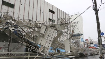 Un immeuble endommagé par le typhon à Osaka (Japon), le 4 septembre 2018. (KYODO KYODO / REUTERS)