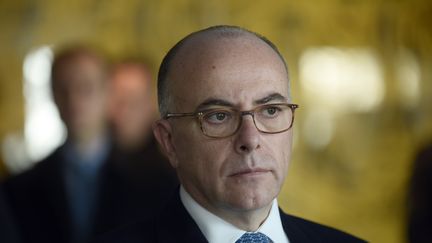 Bernard Cazeneuve lors d'une rencontre avec les forces de l'ordre à l'aéroport de Toulouse-Blagnac (Haute-Garonne), le 22 décembre 2015. (REMY GABALDA / AFP)