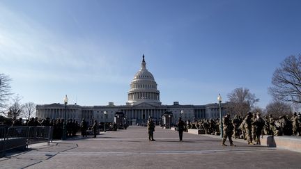 Des membres de la Garde nationale américaine devant le Capitole, à Washington le 14 janvier 2021. (STEFANI REYNOLDS / GETTY IMAGES NORTH AMERICA / AFP)