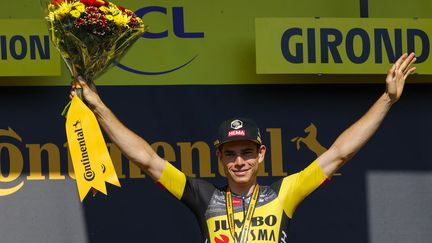 Wout van Aert, après sa victoire à la 19e étape du Tour de France, entre Libourne et Saint-Emilion. (THOMAS SAMSON / AFP)