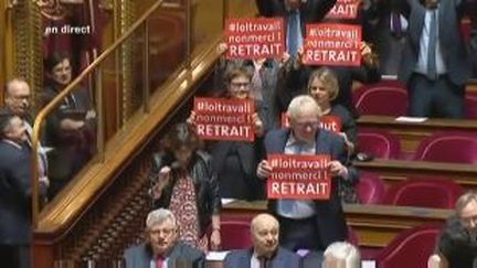 Contre la loi sur le travail, les sénateurs brandissent des pancartes rouges en pleine session