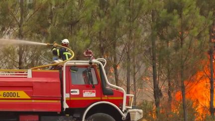 Incendies en Gironde et dans les Landes : les pompiers, au coeur du brasier, courent après le feu