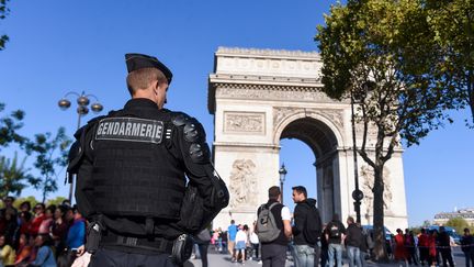 Un gendarme posté autour de l'Arc de triomphe, à Paris, le 21 septembre 2019. (LUCAS BARIOULET / AFP)