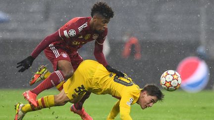 Gavi malmené par Kingsley Coman en Ligue des champions le 8 décembre 2021. (CHRISTOF STACHE / AFP)