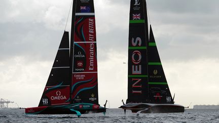 Sur le plan d'eau de Barcelone (Espagne), Team New Zealand, le "defender", face au "challenger" d'Ineos Britannia, lors de la première journée de la Coupe de l'America, le 12 octobre 2024. (MANAURE QUINTERO / AFP)