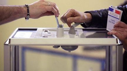 Photo prise lors du second tour de l'élection présidentielle de 2007 (illustration) (LIONEL BONAVENTURE / ARCHIVES / AFP)