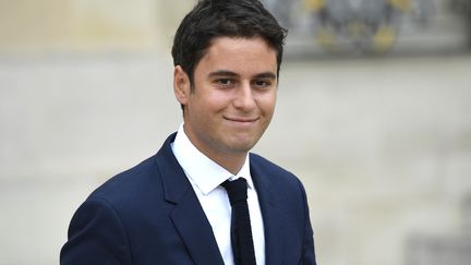 Le secrétaire d'Etat auprès du ministre de l'Education nationale, Gabriel Attal, sort de l'Elysée, le 24 octobre 2018. (ERIC FEFERBERG / AFP)