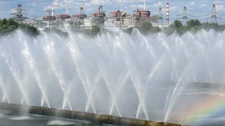 Des "sprinklers" sur le site de la centrale de Zaporijjia, le 2 septembre 2022 
dans la ville occupée d'Enerhodar (Ukraine). (DMYTRO SMOLYENKO / NURPHOTO)