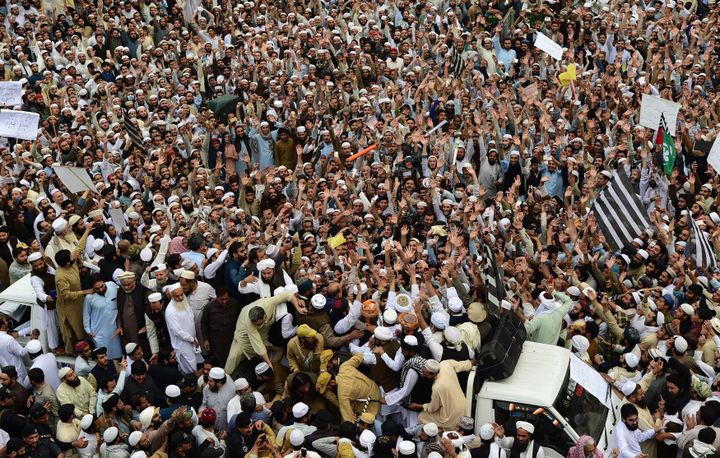 Des milliers de manifestants sont descendus dans les rues de Peshawar (Pakistan), vendredi 2 novembre. (ABDUL MAJEED / AFP)