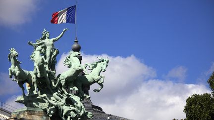 Le quadrige au sommet du Grand Palais, à Paris avec le drapeau bleu-blanc-rouge et ses nombreuses évocations dans la chanson. (BRUCE YUANYUE BI / THE IMAGE BANK RF / GETTY IMAGES)