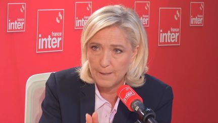 "La dureté des sénateurs LR, en réalité, est une mollesse absolue en matière d'immigration", a taclé Marine Le Pen. (FRANCE INTER / RADIOFRANCE)