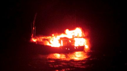 Un bateau pakistanais br&ucirc;le au large de l'Etat indien du Gujarat, le 1er janvier 2015. (MINISTERE DE LA DEFENSE INDIEN / AFP)