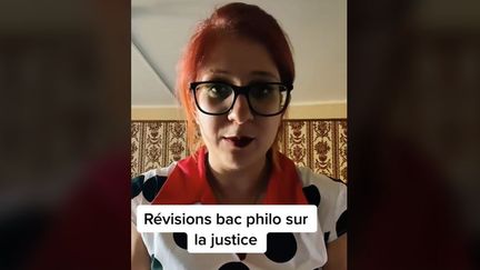 Caroline Giraud proposent aux bachelier de réviser les notions de philo pour le bac en trois minutes chrono sur TikTok, le 13 juin 2022. (CAPTURE D'ÉCRAN)