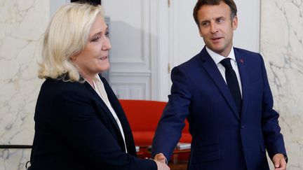 Marine Le Pen et Emmanuel Macron au palais de l'Élysée, le 21 juin 2022, deux jours après les dernières élections législatives. (LUDOVIC MARIN / POOL / MAXPPP)