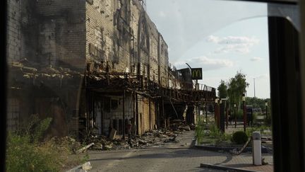 Une vue d'un centre commercial bombardé à Kherson (Ukraine), le 20 juillet 2022. (STRINGER / AFP)