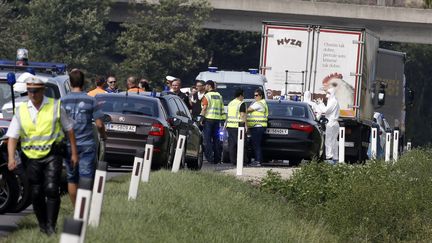 La police inspecte le camion r&eacute;frig&eacute;r&eacute; o&ugrave; les corps de plus de 70 migrants ont &eacute;t&eacute; d&eacute;couverts, jeudi 27 ao&ucirc;t, sur une autoroute en Autriche. (DIETER NAGL / AFP)