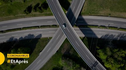 Un échangeur autoroutier à Ecublens (Suisse), le 12 avril 2020. (FABRICE COFFRINI / AFP)