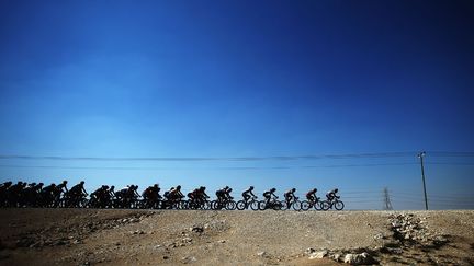 Le peloton de cyclistes au milieu du d&eacute;sert lors de la 4&egrave;me &eacute;tape du tour du Qatar, le 6 f&eacute;vrier 2013. (BRYN LENNON / GETTY IMAGES)